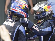  Sebastian Vettel (vpravo) a Mark Webber z tmu Red Bull se raduj z triumfu ve Velk cen Malajsie,