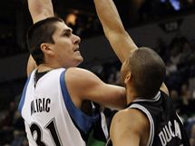 Darko Milii (vlevo) z Minnesoty Timberwolves zakonuje pes Tima Duncana ze San Antonia Spurs