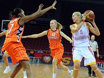 Sandrine Grudaov (vlevo) z Jekatrinburgu brn Jelenu Levenkovou z Galatasaraye. v pozad Agnieszka Bibrzyck