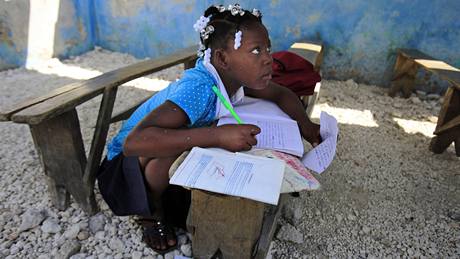 V haitské metropoli Port-au-Prince byla v�era poprvé po tém�� t�ech m�sících od ni�ivého zem�t�esení obnovena výuka (6.4.2010)