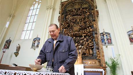 Svtelský oltá usiluje o zápis na seznam Unesco, na snímku Vladimír Vanc pipravuje mi.