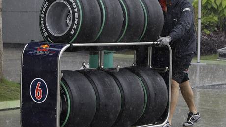 Druhý trénink na GP Malajsie - mechanik týmu Red Bull veze pneumatiky