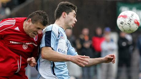 Ústecký Alen Melunovi� (vpravo) v hlavi�kovém souboji s Jaroslavem Chlebkem z T�ince