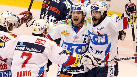Pardubití hokejisté se radují z gólu v semifinále play-off