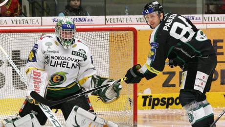 Mladoboleslavský Luká� Pabi�ka (vpravo) cloní p�ed karlovarským branká�em Luká�em Sáblíkem