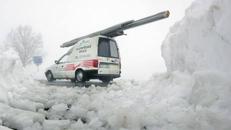 Sníh  a mlha způsobily velké komplikace v dopravě na Orlickoústecku. (2. dubna 2010)
