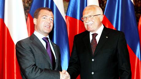 Po píletu se ruský prezident Dmitrij Medvedv setkal se svým eským protjkem Václavem Klausem. (7. dubna 2010)