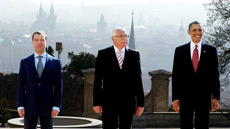 Prezidenti Dmitrij Medveděv, Václav Klaus a Barack Obama při společném focení v zahradách Pražského hradu. (8. dubna 2010)