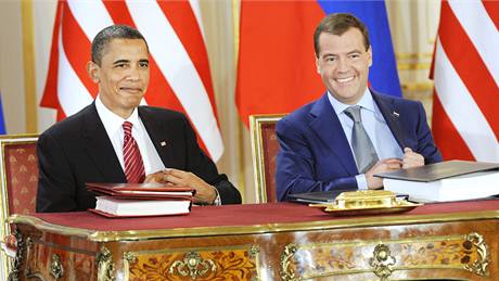 Prezidenti Barack Obama a Dmitrij Medveděv při podpisu smlouvy START ve Španělském sále Pražského hradu. (8. dubna 2010)