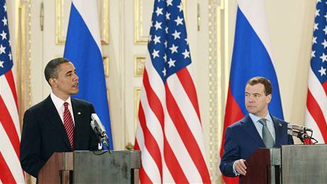 Prezidenti Barack Obama a Dmitrij Medved�v p�i podpisu smlouvy START ve �pan�lském sále Pra�ského hradu. (8. dubna 2010)