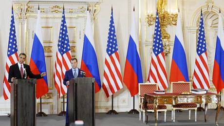 Prezidenti Barack Obama a Dmitrij Medved�v p�i podpisu smlouvy START ve �pan�lském sále Pra�ského hradu. (8. dubna 2010)