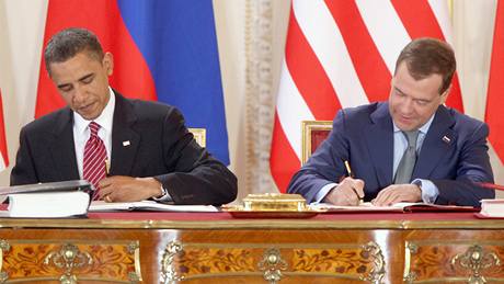 Barack Obama a Dmitrij Medveděv při podpisu smlouvy START ve Španělském sále Pražského hradu. (8. dubna 2010)
