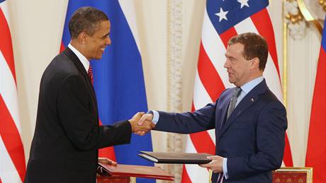 Barack Obama a Dmitrij Medveděv při podpisu smlouvy START ve Španělském sále