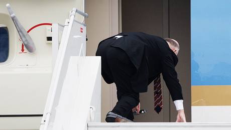 Pád lena Obamova týmu na schodech letadla Air Force One. (9. dubna 2010)