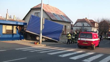 Nehoda nákladního auta v Praze