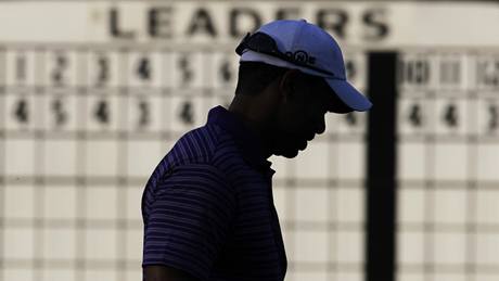 Tiger Woods ped dosud prázdnou výsledkovou tabulí pro Masters 2010.