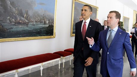 Prezidenti Barack Obama a Dmitrij Medvedv prochzej chodbou Praskho hradu po podpisu smlouvy START (8. dubna 2010)
