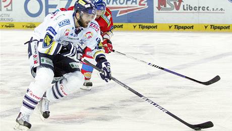 Liberec - Pardubice; liberecký Vantuch a hostující Pineault v souboji.