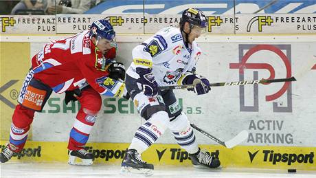 Liberec - Pardubice; akajík a Sýkora (vlevo) v souboji u mantinelu.