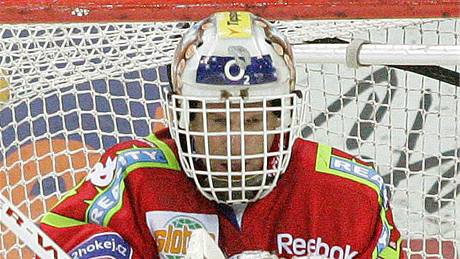 Liberec - Pardubice; hostující gólman Dominik Ha�ek