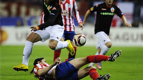 Evropská liga, tvrtfinále: Tomá Ujfalui z Atletica Madrid zasahuje ped útonky Valencie.