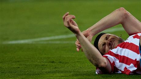Evropská liga, tvrtfinále: Tomá Ujfalui z Atletica Madrid po bolestivém souboji na trávníku.