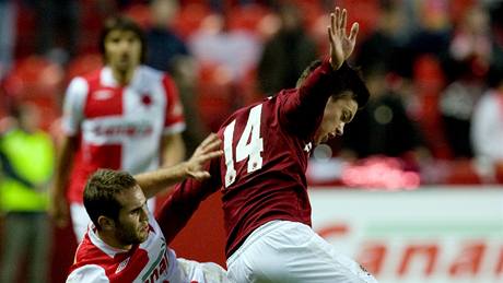 Souboj slávisty Jana Kysely (vlevo) se sparanským útoníkem Václavem Kadlecem. 