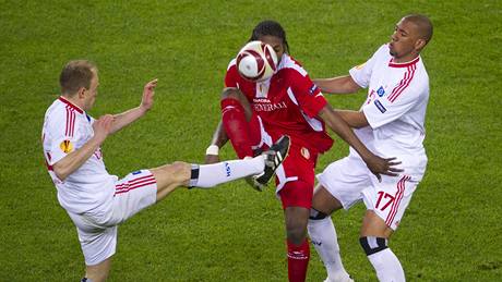 David Jarolím (vlevo) a Jerome Boateng obklíili Dieumerciho Mbokaniho z Lutychu. 