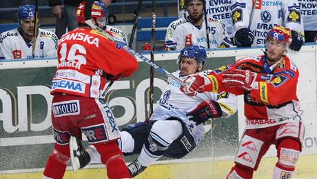 NEPOMOHL. Dominik Furch vystídal ve slávistické brance Slipenka. Chytal dobe, pesto k vítzství nepomohl. Vítkovice vyhrály 3:1 a v sérii vedou 2:0.