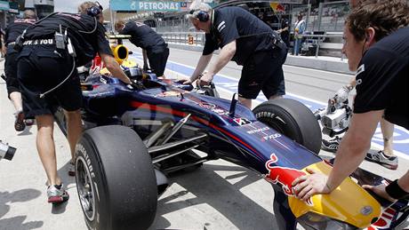 Mark Webber s vozem Red Bull po posledním tréninku na Velkou cenu Malajsie.