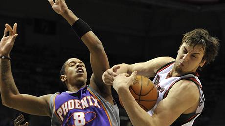 Channing Frye z Phoenixu (vlevo) a Andrew Bogut z Milwaukee.