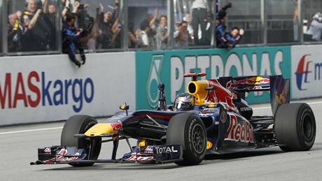 Sebastian Vettel (Red Bull)  projídí vítzn cílem Velké ceny Malajsie.