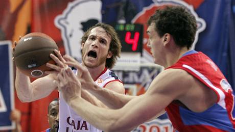Marcelinho Huertas (vlevo) z Vitorie nají�dí na Sa�u Kauna z CSKA Moskva
