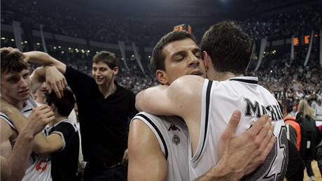 Hrái Partizanu Blehrad se radují z postupu do euroligového Final Four. Úpln vlevo Jan Veselý, objímají se Strahinja Milosevi (elem) a Aleks Mari