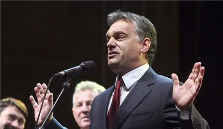 Pedseda maarské pravicové strany Fidesz Viktor Orbán slaví vítzství v