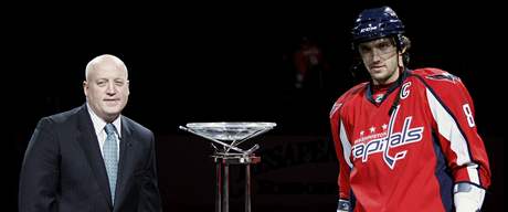 Komisa NHL Bill Daly (vlevo) a Alexandr Ovekin pzuj s Prezidentskou trofej