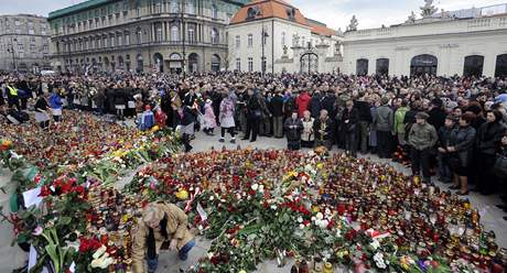 Davy lidí ped prezidentským palácem ve Varav uctívají památku polského prezidenta Kaczynského. (10.4.2010)