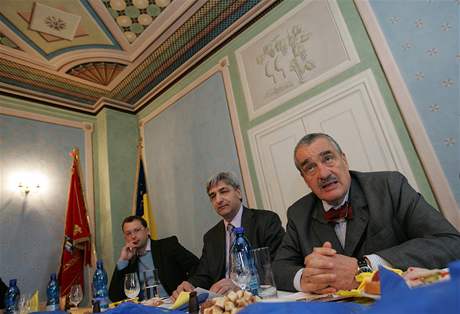 Karel Schwarzenberg se v Bohuticch na Znojemsku setkal se starosty a obany