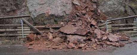 Kamení zasypalo silnici mezi Kounovem a Detným v Orlických horách
