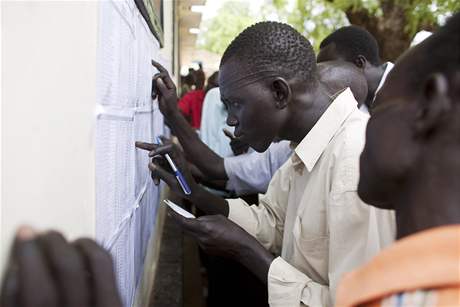 Obyvatelé jiního Súdánu ekají ve front ped volební stanicí v Jub.