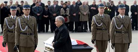 Jaroslaw Kaczynski u rakve svého bratra Lecha na letiti ve Varav. (11. dubna 2010)