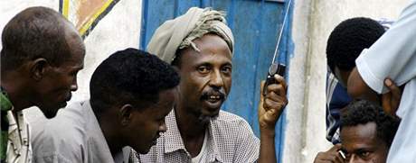 Skupina somálských mu v Mogadiu poslouchá vysílání rádia. Ilustraní foto