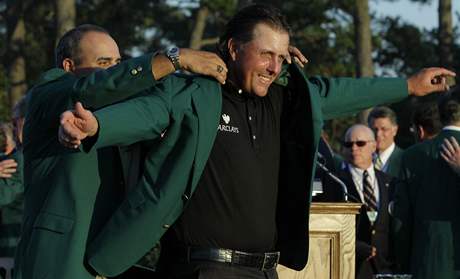 Vítz Masters 2010 Phil Mickelson obléká zelené sako.