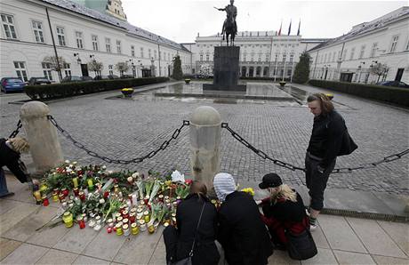 Poláci smutní ped prezidentským palácem ve Varav po nehod Lecha Kaczynského v Rusku (10. dubna 2010)