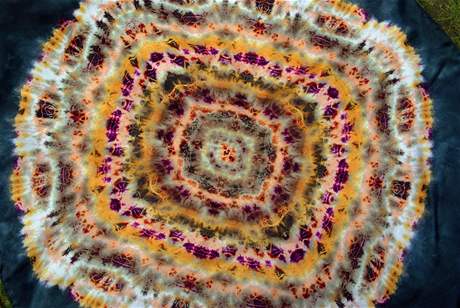 Mandala vytvoená na hedvábí z erven vinné, oranové, tmav a svtle hndé a béové. 