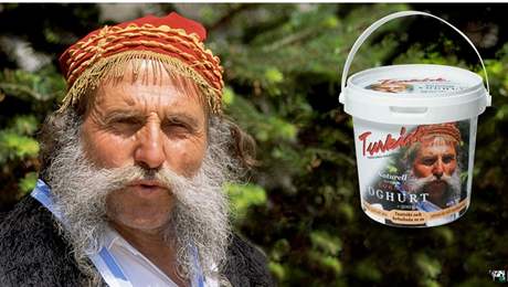 védská mlékárna pouila fotku eckého farmáe pro turecký jogurt