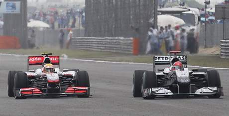 Lewis Hamilton na McLarenu (vlevo) pedjd Michaela Schumachera z tmu Mercedes. 