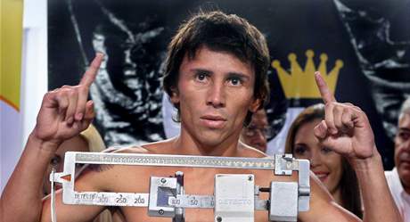 Venezuelský boxer Edwin Valero pi váení. Tehdy jet proíval astnjí asy.