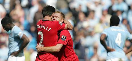 GÓLOVÁ RADOST. Paul Scholes (vpravo) a Gary Neville z Manchesteru United se radují z vítzného gólu.