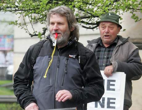 Lidé proti elektrárn protestovali ji v dubnu.